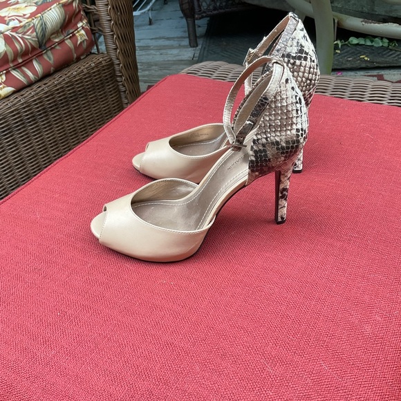 Fabulous BCBG Size 7.5 Ankle Strap Heels in Combination Snake and Cream Color - Picture 4 of 9